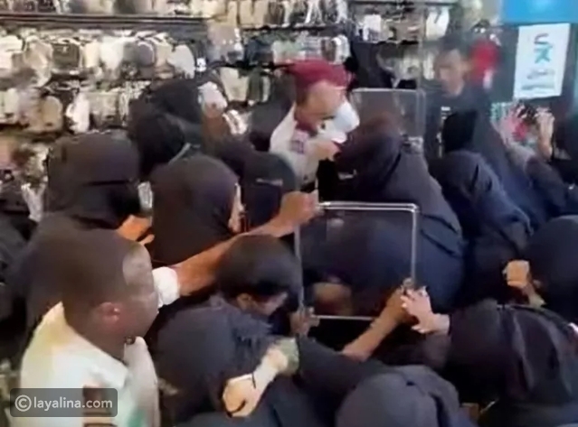 زحام تخفيضات اليوم الوطني يسبب تحطم واجهة متجر بالرياض